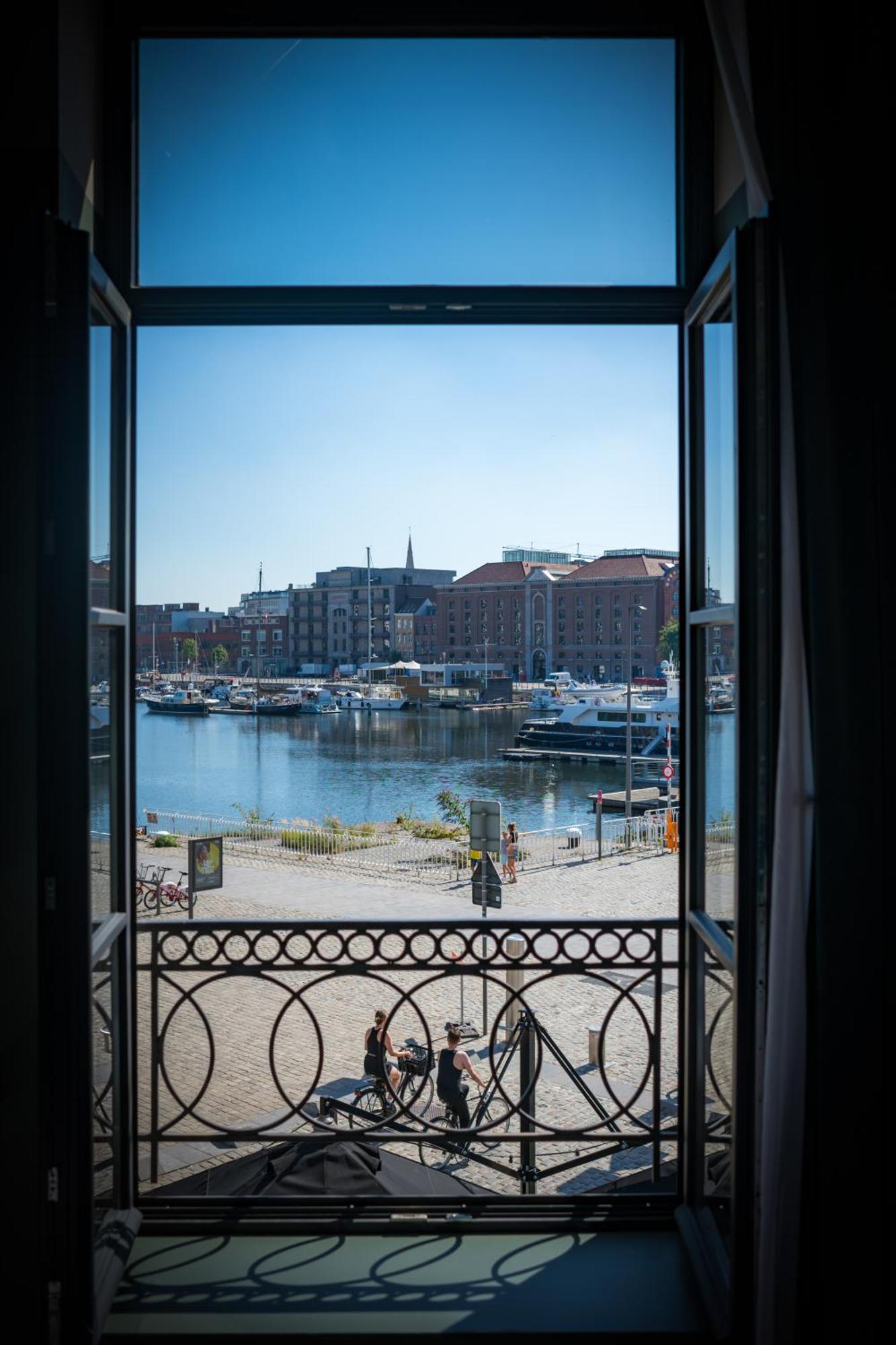 U Eat & Sleep Antwerp Hotel Bagian luar foto
