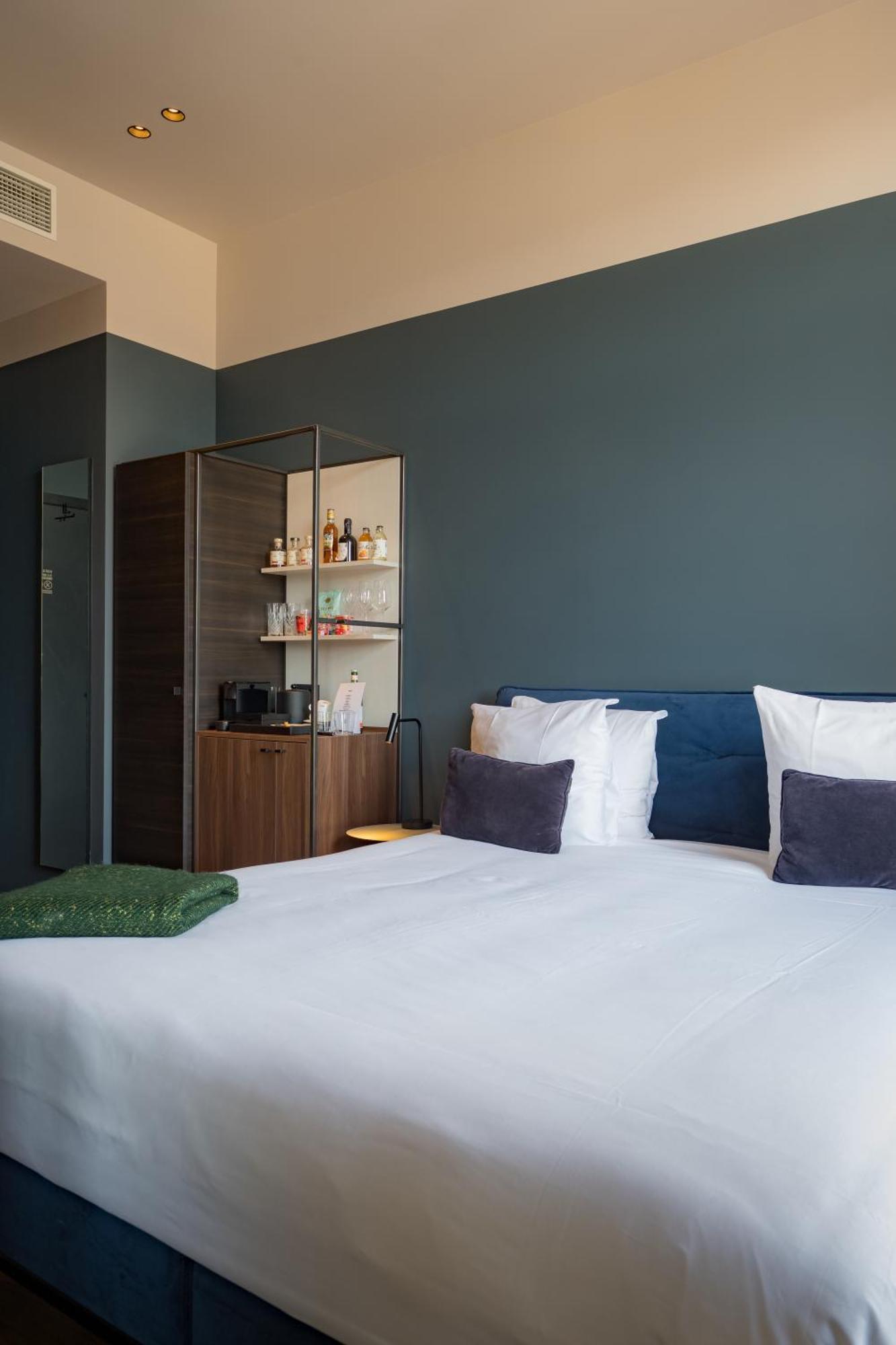 U Eat & Sleep Antwerp Hotel Bagian luar foto