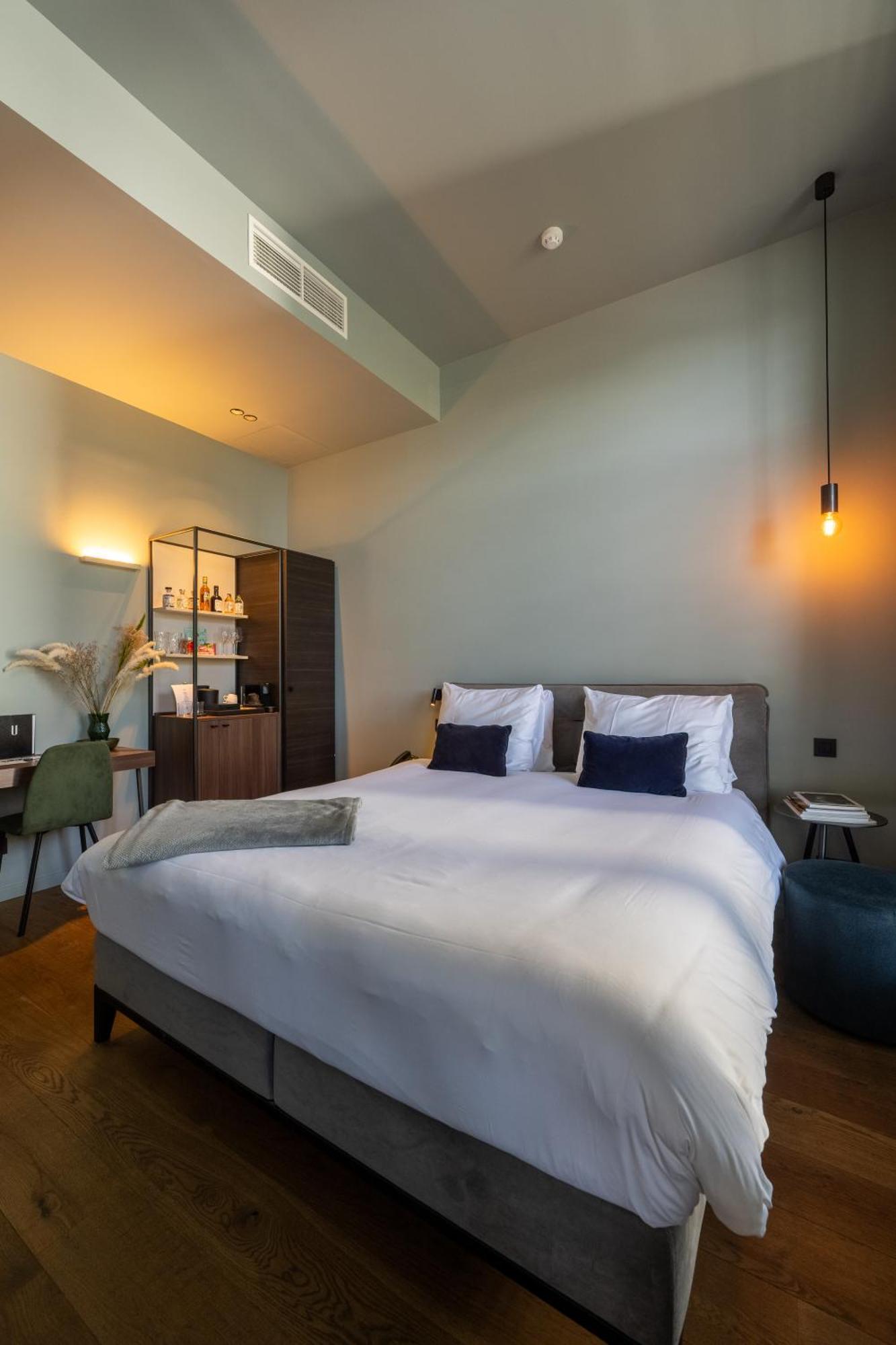U Eat & Sleep Antwerp Hotel Bagian luar foto