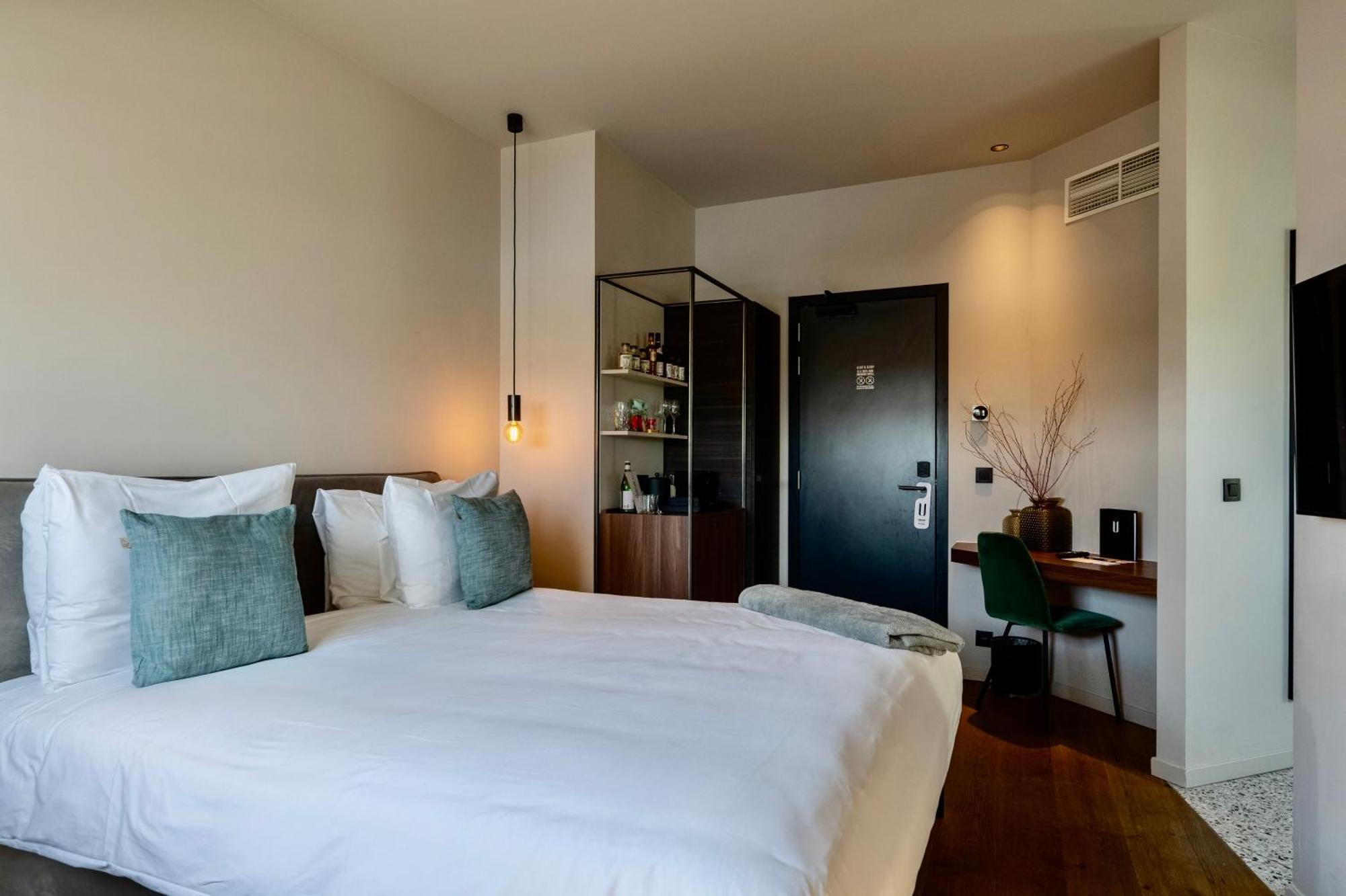 U Eat & Sleep Antwerp Hotel Bagian luar foto